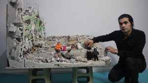 Hatay’da enkaz altında kalan kızının elinin bırakmayan babayı minyatürize ett