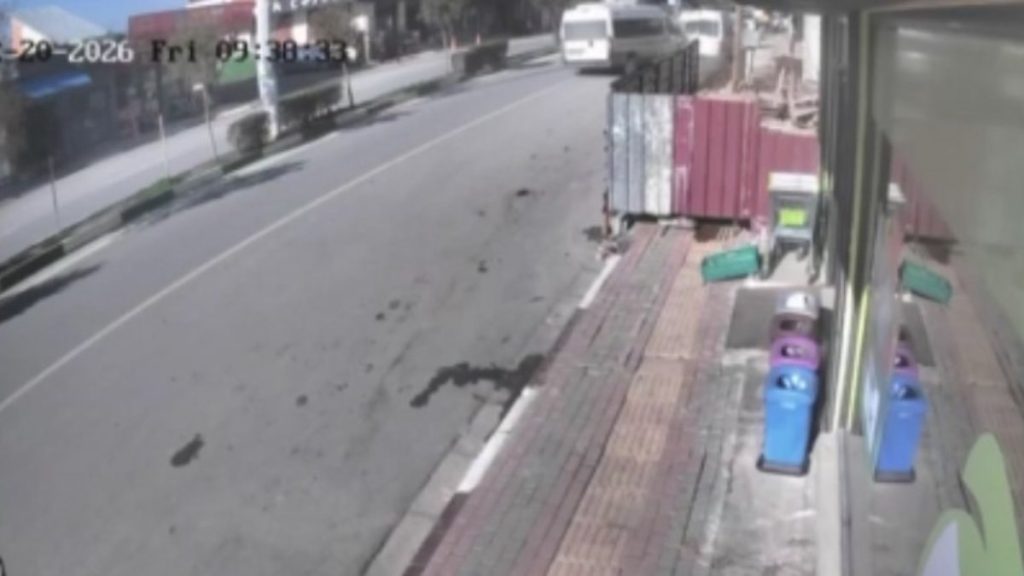 Hatay’da park halindeki minibüse çarptı: 2 yaralı