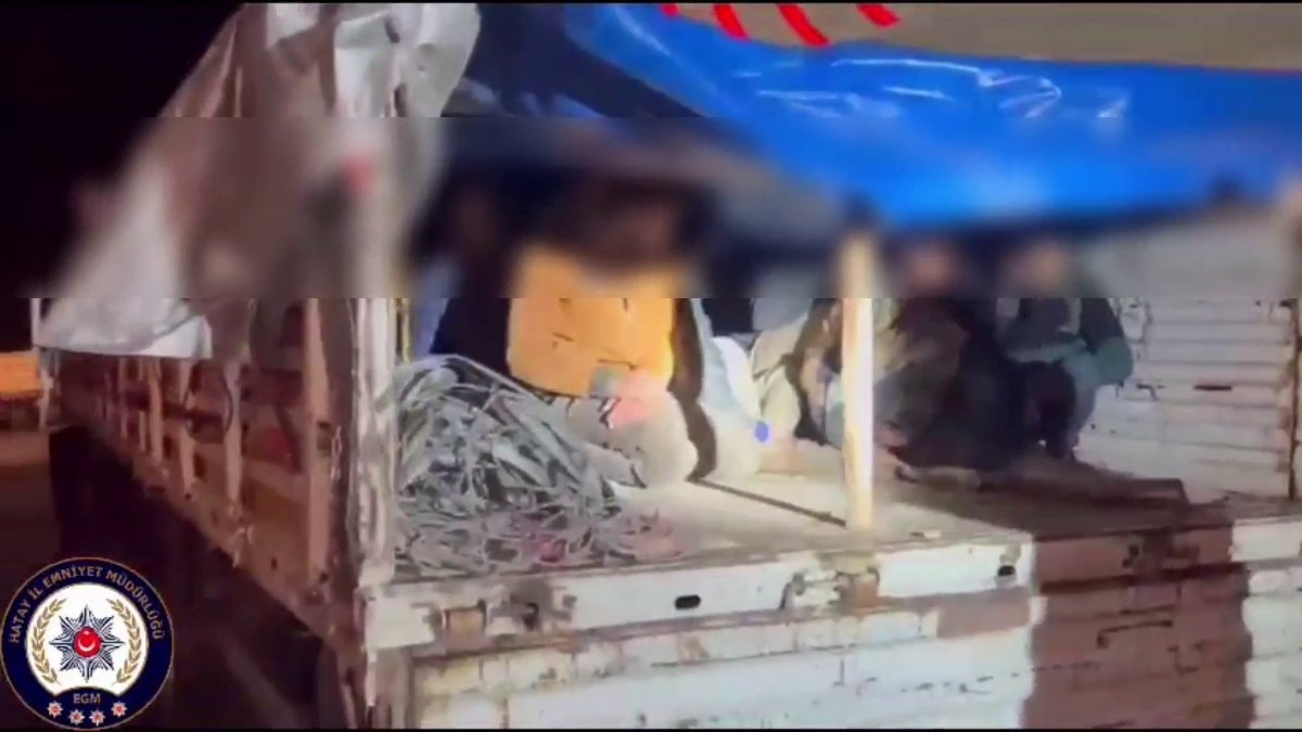 Hatay’da tır dorsesinde 12 kaçak göçmen yakalandı