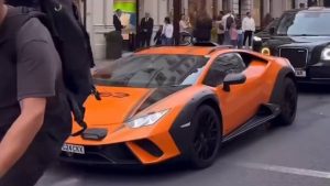 İngiltere’de fenomen ilahi sokaklarda yankılandı: Kabe’de hacılar ‘hu’ der Allah