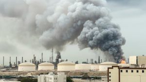 İran Bahreyn’deki en büyük petrol tesisine saldırdı: Alevler gökyüzünü kapladı