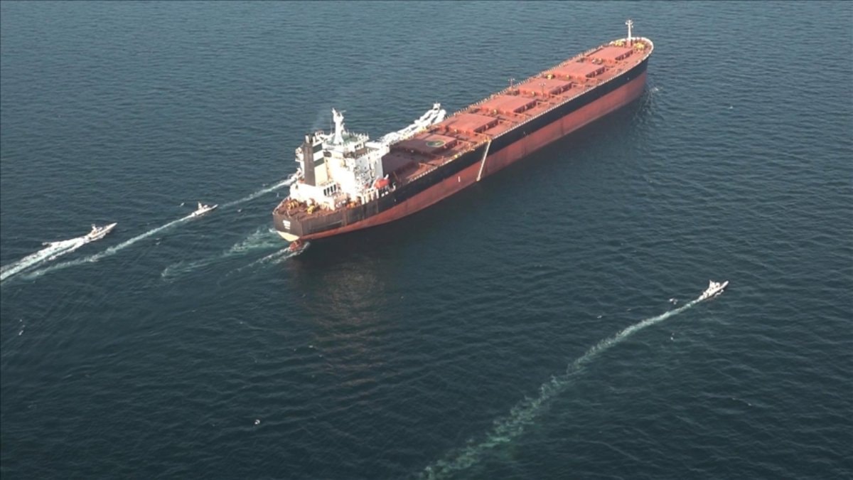 İran, Hürmüz Boğazı’nı kapattı: Olağanüstü gemi yoğunluğu oluştu