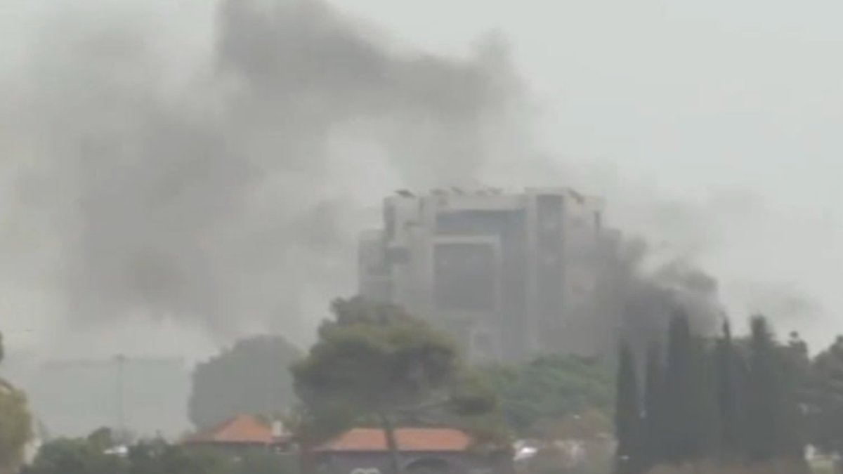 İran, Tel Aviv’de ABD Büyükelçiliği’nin rezidansını vurdu