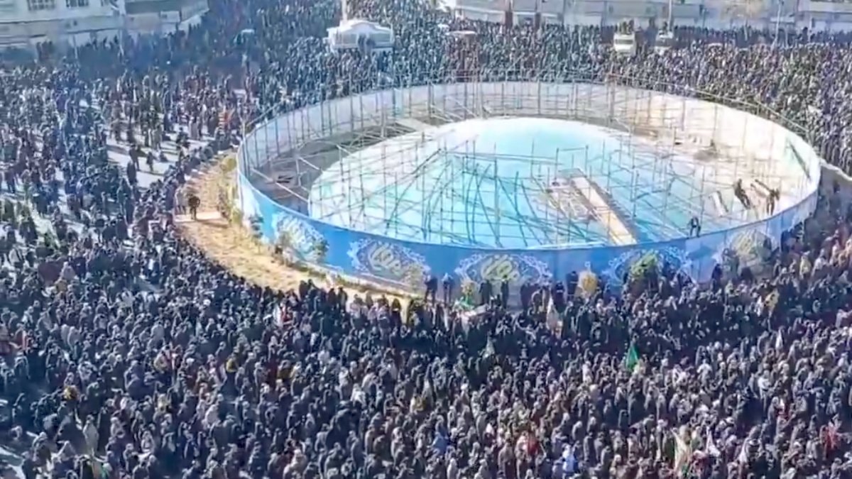 İran’da Hamaney’in ölümü sonrası meydanlara inen kalabalık havadan görüntülendi