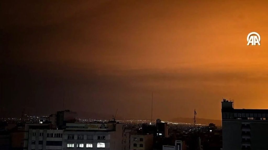 İran’ın başkenti Tahran yoğun bombardıman altında