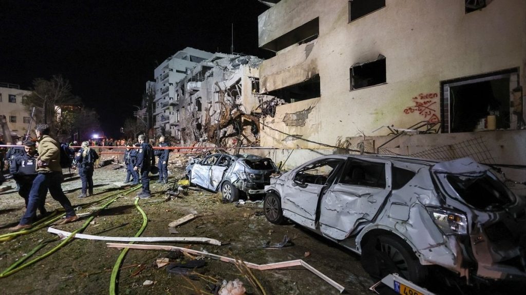 İran’ın füzeleri Demir Kubbe’yi geçti: Tel Aviv’de hasar büyük