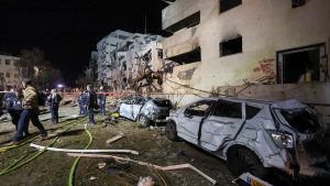 İran’ın füzeleri Demir Kubbe’yi geçti: Tel Aviv’de hasar büyük