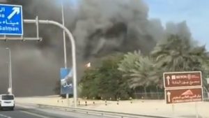 İran’ın yoğun saldırılarının ardından Bahreyn’den dumanlar yükseliyor