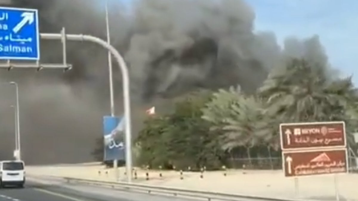 İran’ın yoğun saldırılarının ardından Bahreyn’den dumanlar yükseliyor