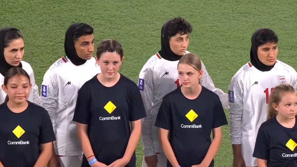 İranlı kadın futbolcular seremonide milli marşı söylemedi