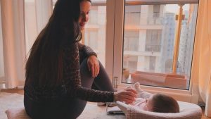 İrem Helvacıoğlu kızı Sora’yı paylaşmaya doymuyor: “Elbise ve oyuncak benim”