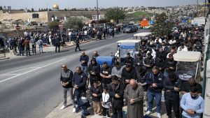 İsrail, Mescid-i Aksa’yı ibadete kapattı: Filistinliler cuma namazını sokaklarda kıldı