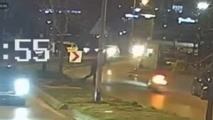 İstanbul’da ‘dur’ ihtarına uymayan sürücü ağaca çarptı