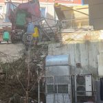 İstanbul’da hafriyat kamyonunun el frenini çekmeyi unuttu: Durdurmaya çalışırken aşağı düştü