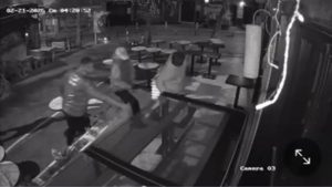 İstanbul’da kafe önünde çilek hırsızlığı