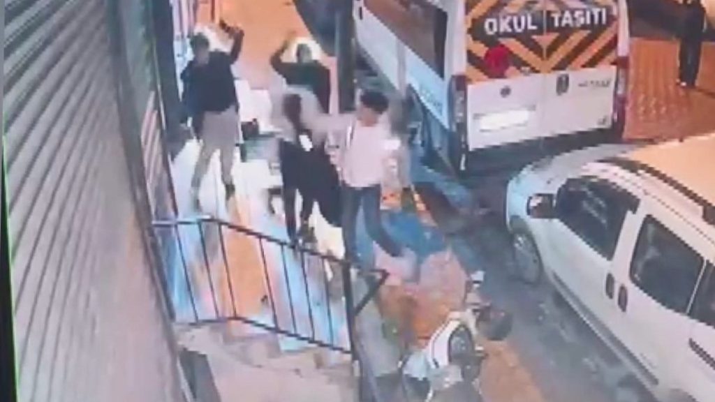İstanbul’da kaldırımda bekleyen çocuklara bıçakla saldırdılar: 5 şüpheli yakalandı
