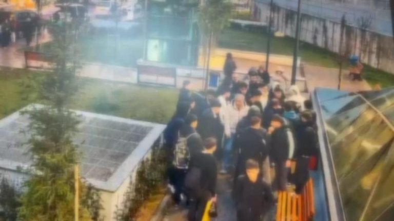 İstanbul’da kavgayı ayırmak isteyen adam 6 yerinden bıçaklandı