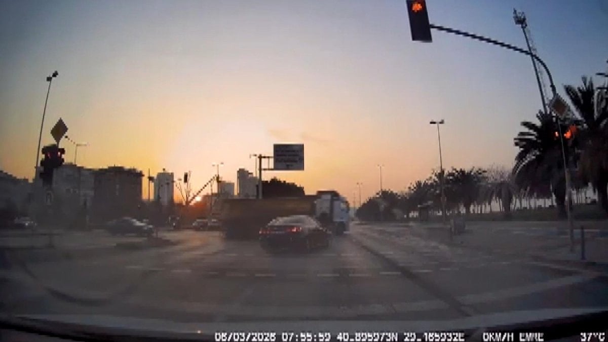 İstanbul’da kırmızı ışıkta geçen otomobil tıra çarpıp durağa daldı