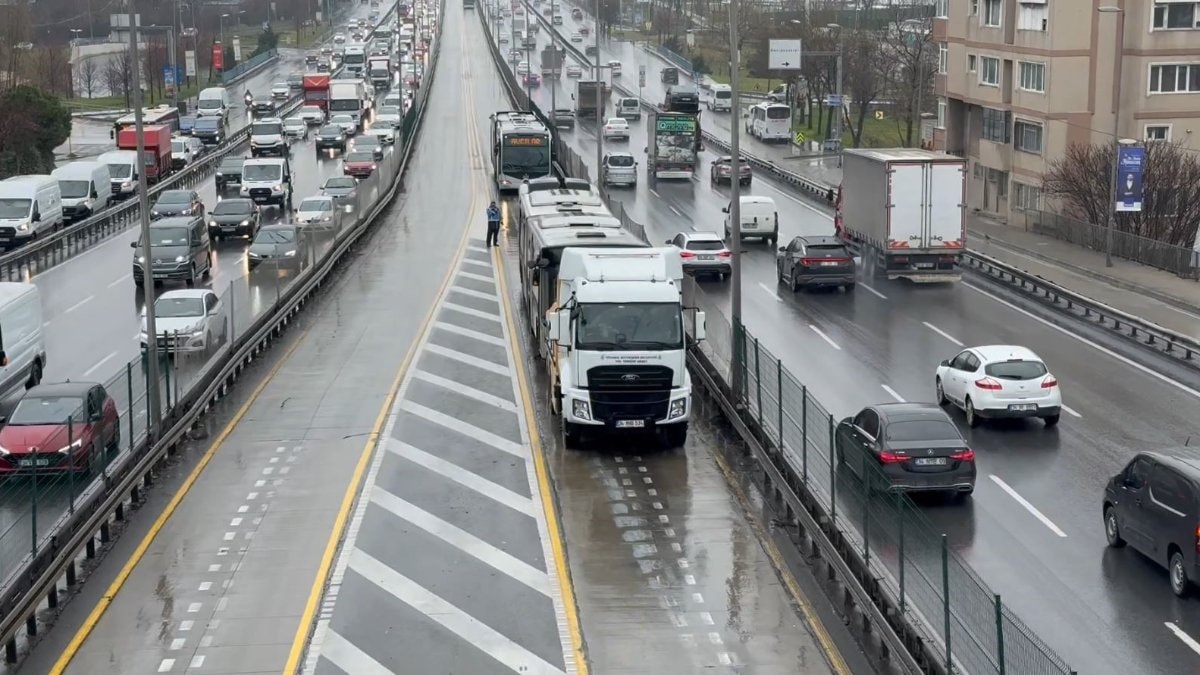 İstanbul’da metrobüs kazası: 4 yolcu yaralandı