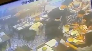 İstanbul’da ocakbaşında ‘böcekli yemek’ kabusu: Müşterinin dudağını ısırdı