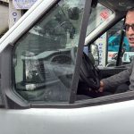 İstanbul’da önünü kestikleri sürücüye yumruk atıp aracının aynasını kırdılar