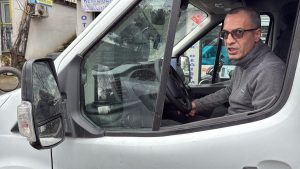 İstanbul’da önünü kestikleri sürücüye yumruk atıp aracının aynasını kırdılar