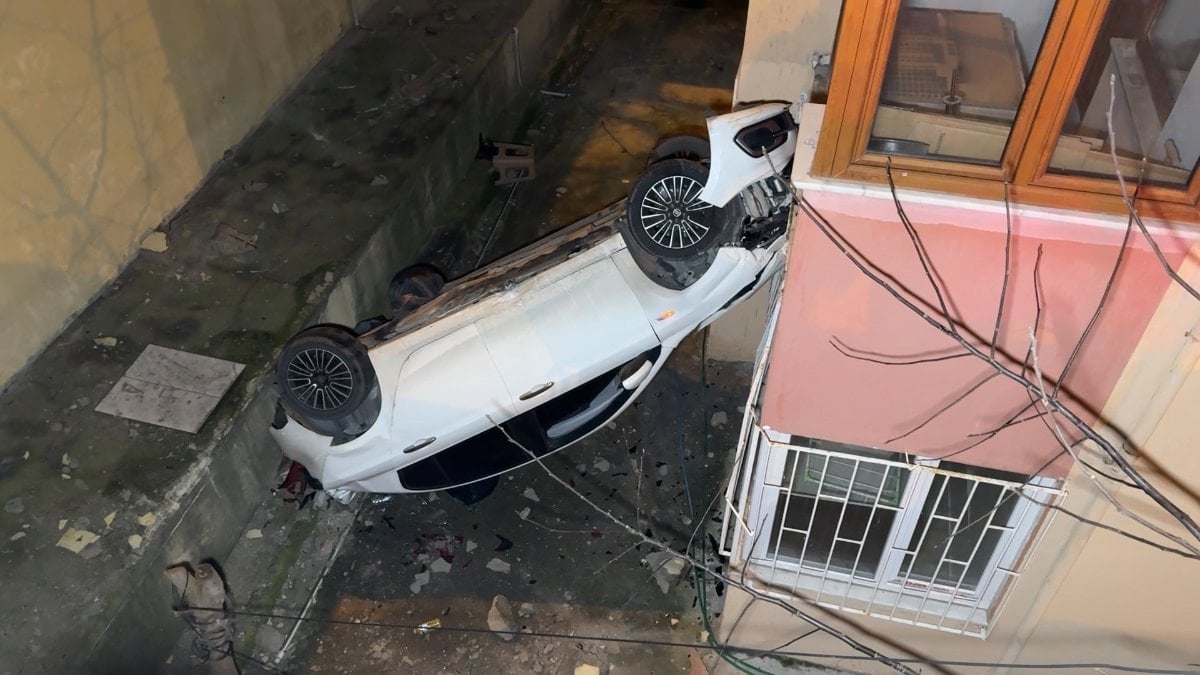 İstanbul’da otomobil bina boşluğuna düştü