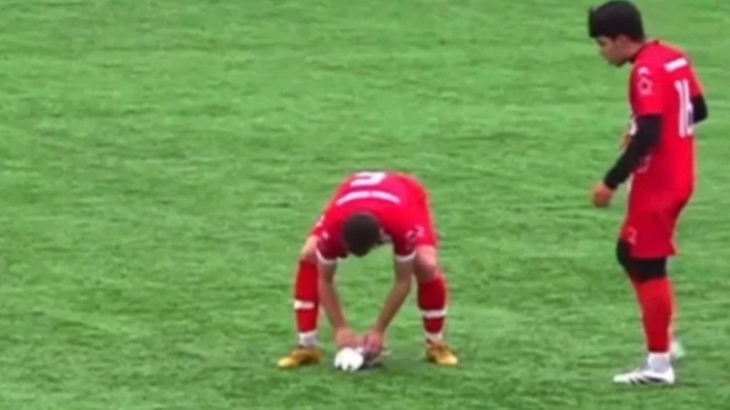 İstanbul’da oynanan amatör maçta görülmemiş olay: Uçan martıya top çarptı