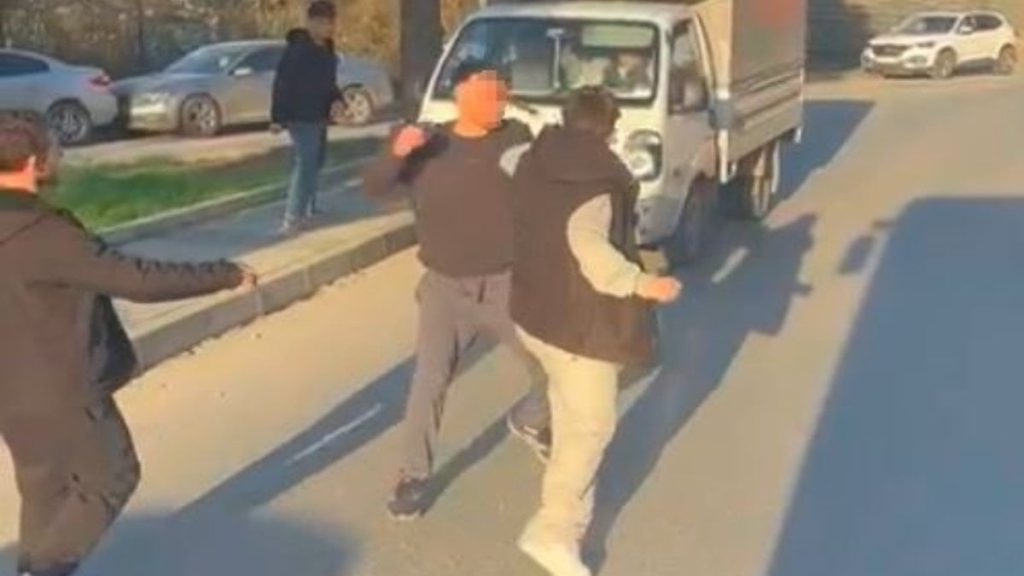 İstanbul’da trafikte yumruklu kavga kamerada: Cadde boks ringine döndü