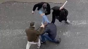 İstanbul’da üç kişi bir kişiyi sopalarla darbetti