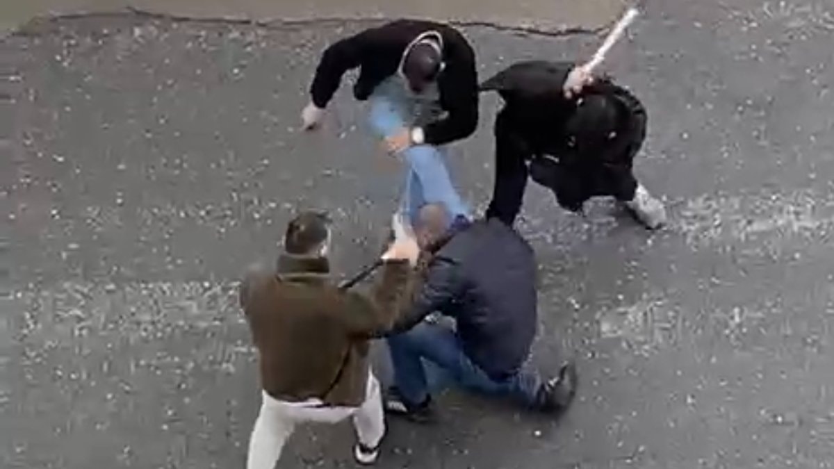 İstanbul’da üç kişi bir kişiyi sopalarla darbetti