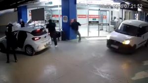 İstanbul’da uzun namlulu silahlarla yapılan milyonluk soygun kameraya yansıdı