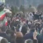 İstanbul’da yaşayan İranlılar, Hamaney’in ölümü sonrası tatlı dağıttı