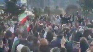 İstanbul’da yaşayan İranlılar, Hamaney’in ölümü sonrası tatlı dağıttı