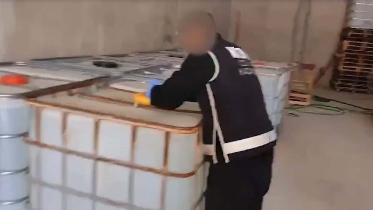 İzmir merkezli 4 ilde operasyon: 40,2 ton taklit etiketli etil alkol ele geçirildi