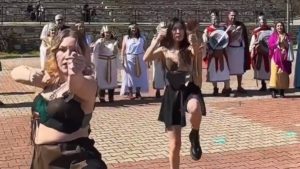 İzmir’de kadın derneklerinin “Kadınlar Günü” kıyafetleri dikkat çekti