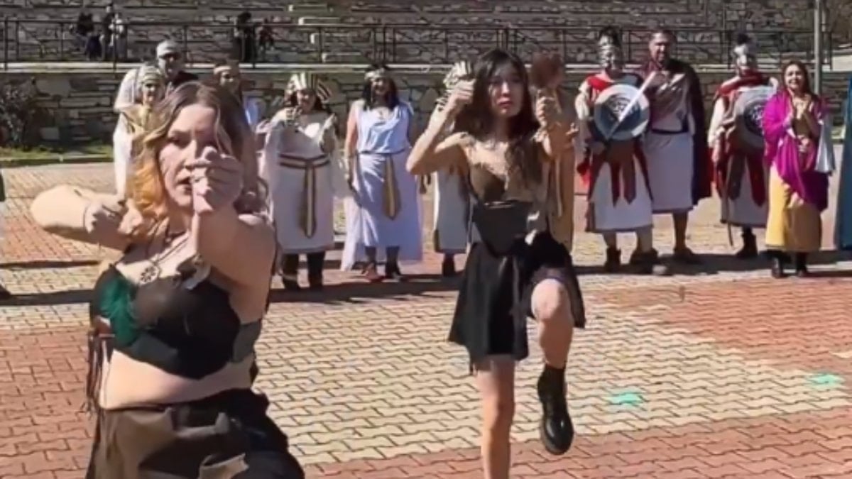 İzmir’de kadın derneklerinin “Kadınlar Günü” kıyafetleri dikkat çekti