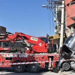 İzmir’de rampada kayan vinç, iki otomobili ezdi