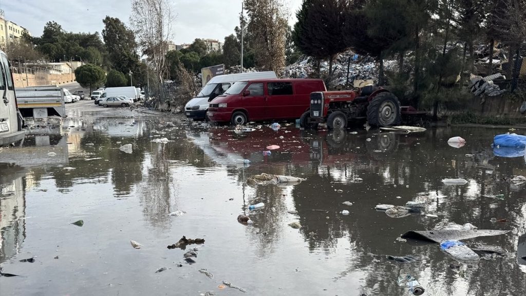 İzmir’de şantiyede bekletilen çöpler yağmur sularıyla sokağa dağıldı