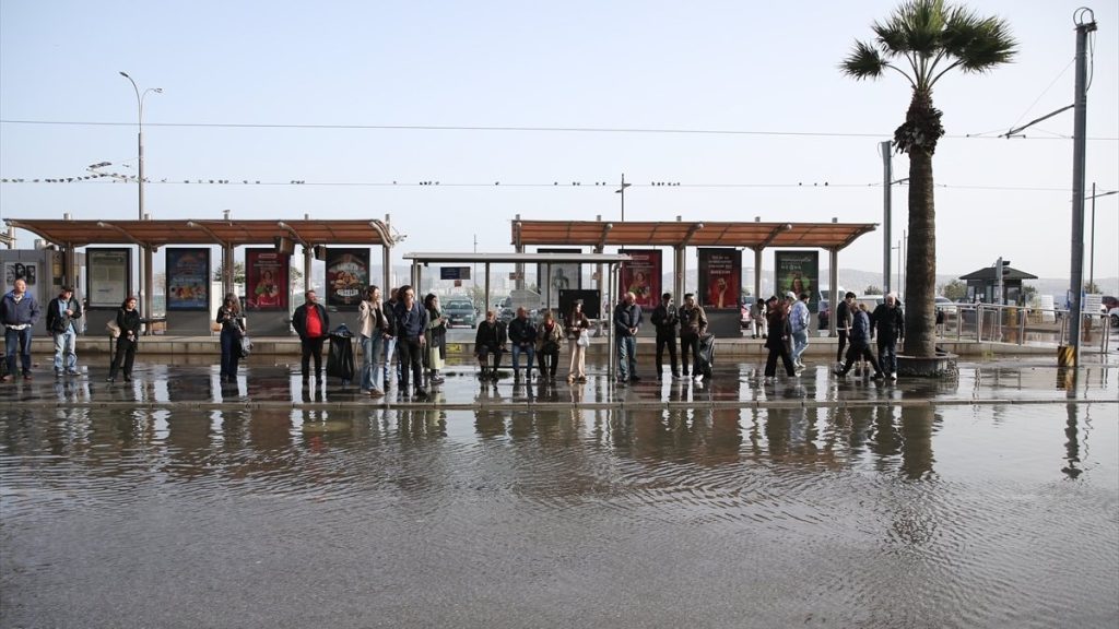 İzmir’de yağmur yine hayatı felç etti: Caddeler nehre dönüştü