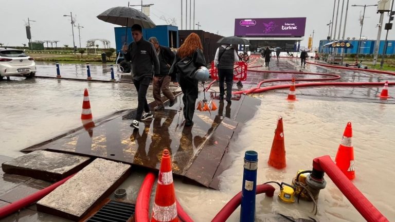 İzmir’de yollar göle döndü esnaf isyan etti: Venedik, İzmir’in yanında çaresiz kalır