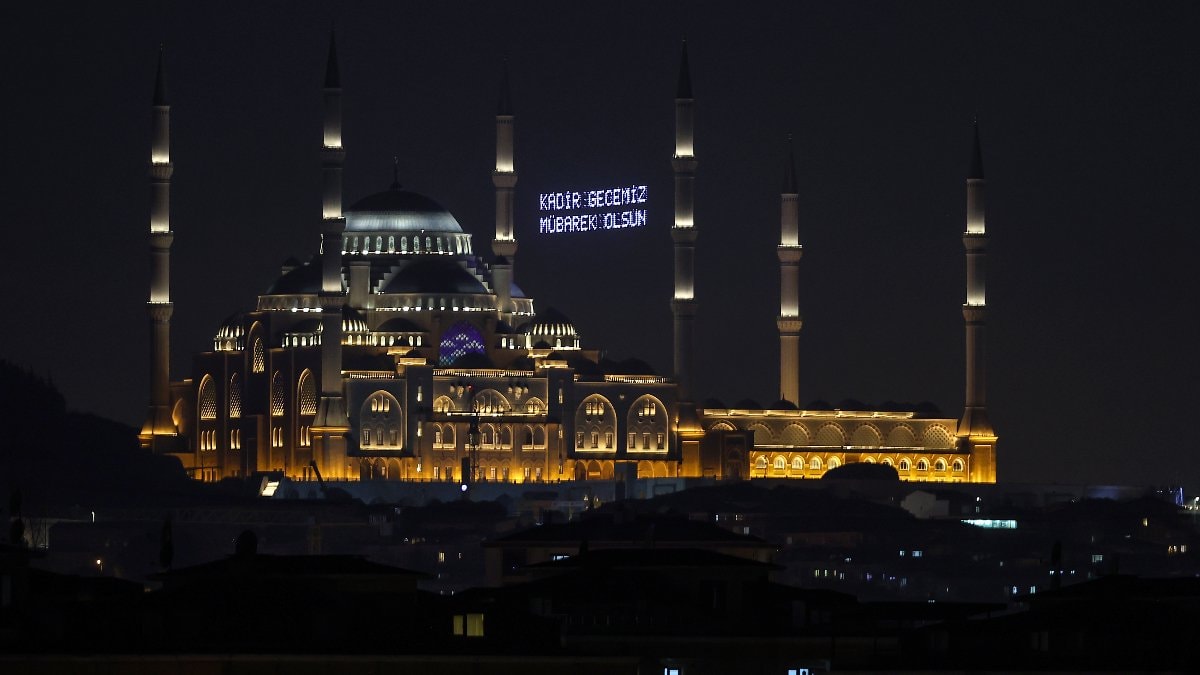 Kadir Gecesi tüm yurtta idrak ediliyor