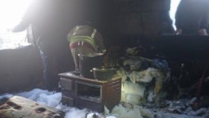 Kahramanmaraş’ta itfaiye erleri alevlerin arasından Kur’an-ı Kerim’i kurtardı