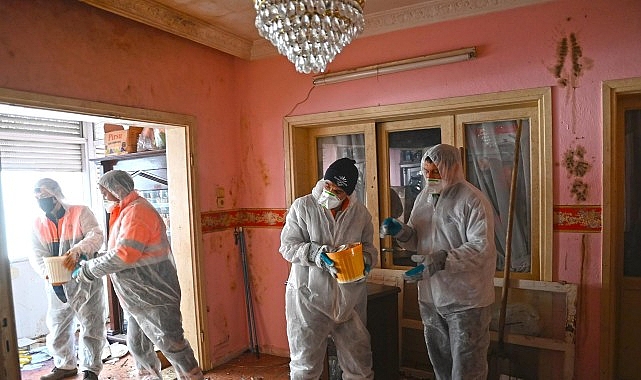 Karabağlar’ da Çöp Ev Tamamen Temizlendi