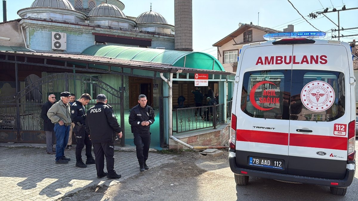 Karabük’te 57 yaşındaki adam Cuma namazı sırasında rahatsızlanıp hayatını kaybetti