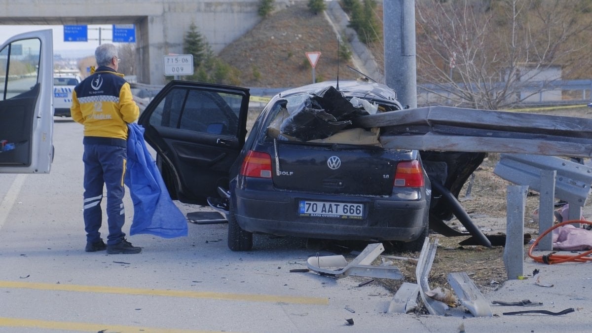 Karaman’da bariyerlere saplanan otomobilde anne ve baba can verdi