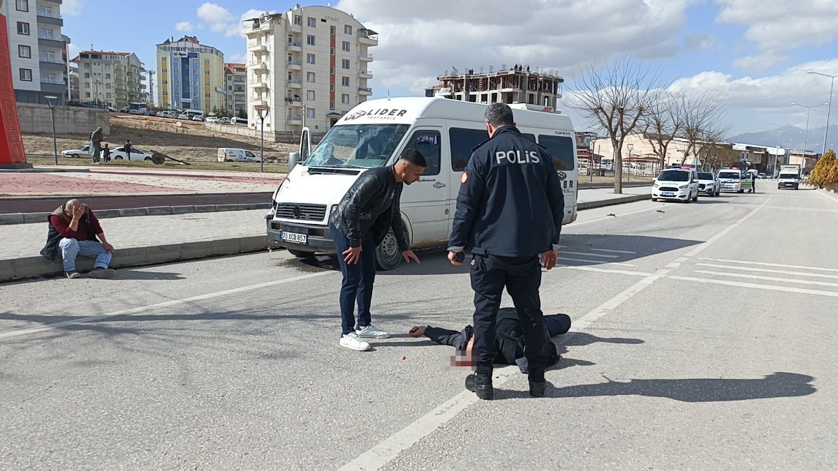 Karaman’da minibüsün çarptığı yaya 32 metre ileri savruldu