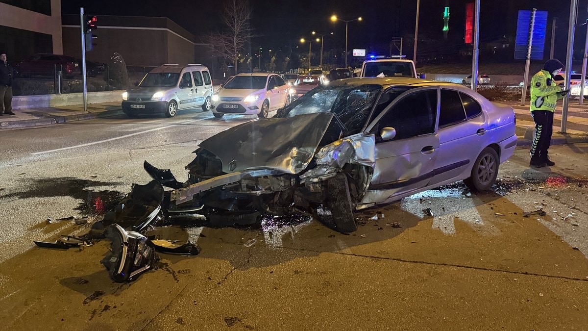Karaman’da polisten kaçan araç kaza yaptı: 3 yaralı