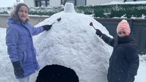 Kars’ta kar yağışının tadını yine çocuklar çıkardı