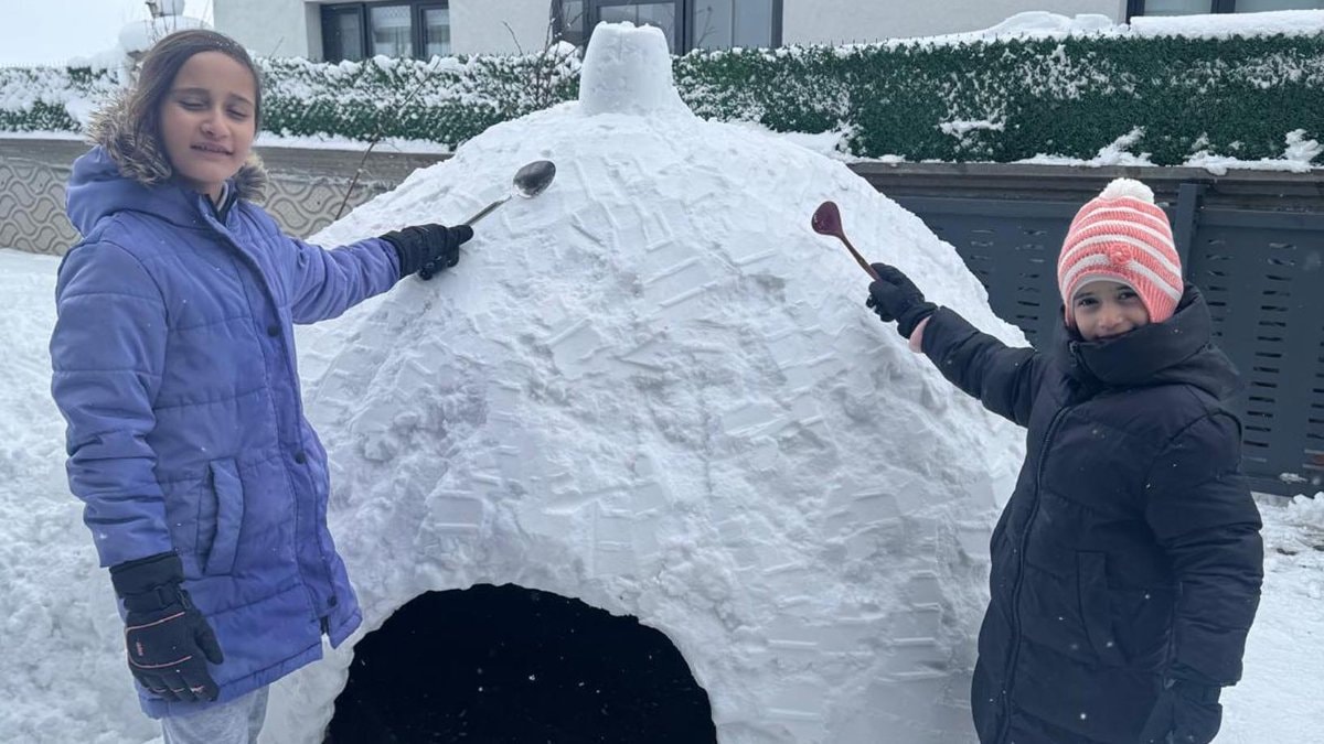 Kars’ta kar yağışının tadını yine çocuklar çıkardı